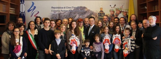 王大使(圖中著西裝者)與蒙特福地市路跑協會訪問團全體成員合影。