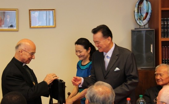 王大使夫婦(中)贈送德國籍彌維禮神父(左)80大壽生日禮物，右為旅梵資深神職人員施森道蒙席，今年已高齡90歲。