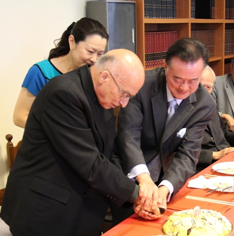 王大使豫元(右)與彌維禮神父(左)共同切下生日蛋糕，慶賀彌維禮神父80歲大壽。