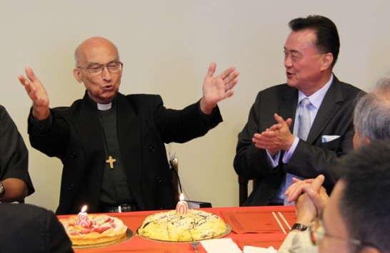 王大使豫元(右)與在場嘉賓為彌維禮神父(左)獻唱生日快樂歌。