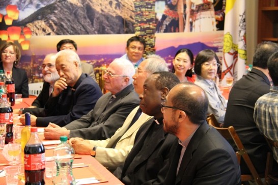 端午節感恩餐會一景，右起為羅馬華人聖堂本堂神父吳安道、教廷醫療牧靈委員會Charles Namnugera蒙席、梵蒂岡廣播電台資深中文編譯江國雄教授、教廷耶穌會總會發言人Giuseppe Bellucci神父、旅梵資深神職人員施省三神父、教廷海員宗會負責人Bruno Ciceri神父。