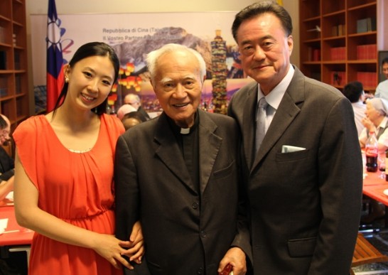 王大使豫元(右)與旅梵資深神職人員施森道蒙席(中)及我國旅義聲樂家劉夢潔合影。