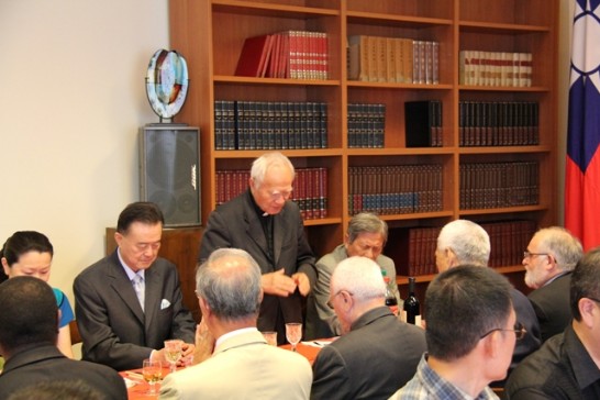 旅梵資深神職人員施森道蒙席(站立者)帶領全場來賓餐前禱告。