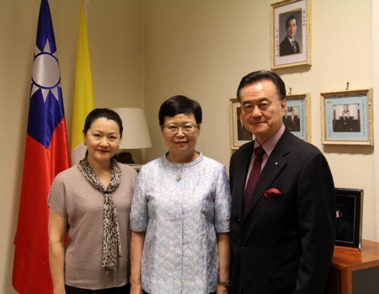 國立故宮博物院馮院長明珠(中)與王大使豫元(右)及夫人合影