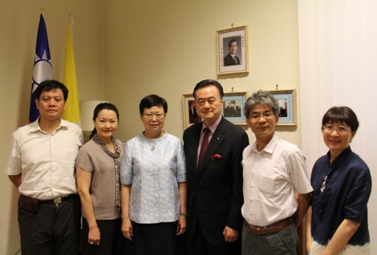 左起：國立故宮博物院教育展資處謝副處長俊科、王大使夫人、馮院長明珠、王大使豫元、教育展資處林處長國平、院長室陸專門委員仲雁合影。