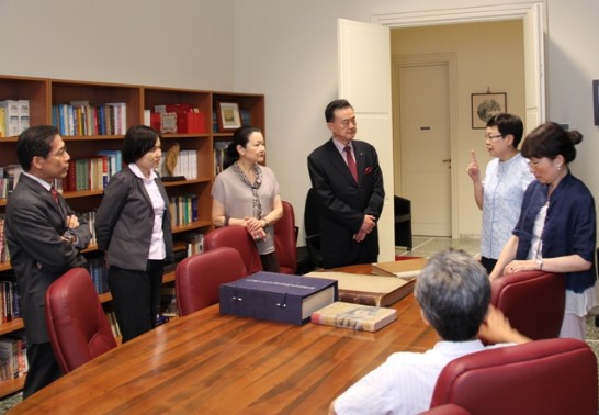 國立故宮博物院馮院長明珠(右二)與王大使豫元(左四)及本館同仁分享館藏書籍資訊