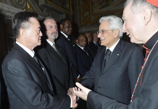 帕洛林國務院長（右一）介紹王豫元大使（左一）向義大利Mattarella總統（右二）致意情形