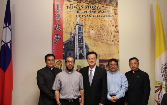 王大使（中）與羅馬華人聖堂本堂吳安道神父、旅梵進修我國籍何萬福神父（右2）、蘇豊勝神父（右1）及曹伯睿神父（左1）合影。