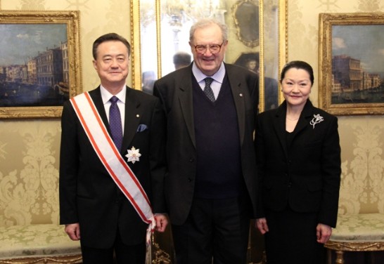 接受贈勳後，王大使豫元夫婦與費斯汀大教長合影