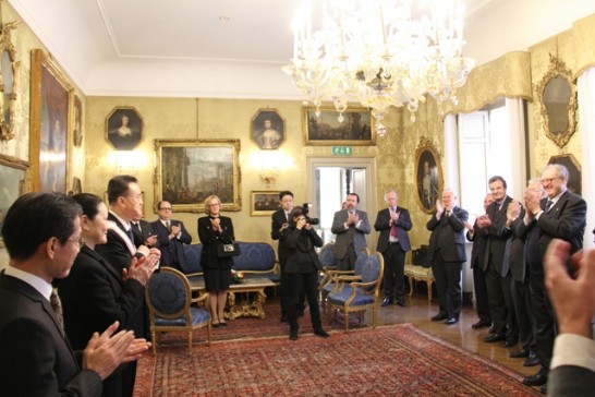 王大使豫元於受勳後致謝詞，觀禮人員鼓掌祝賀