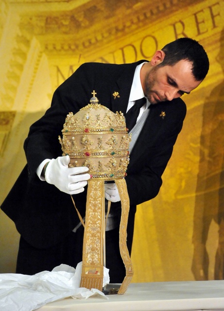 教廷禮儀聖器室官員Antonio Cordeschi與「真福教宗碧岳9世三重冠」(照片來源：自由時報)