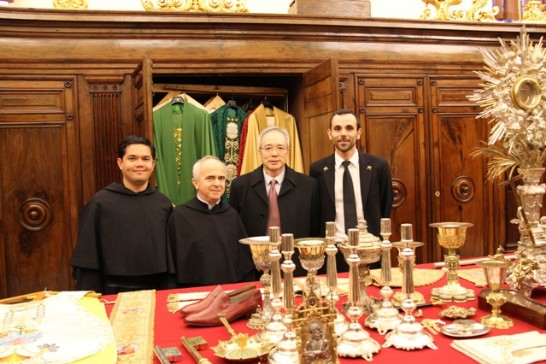 中華民國駐教廷大使李世明(右二)於文物啟運前拜會禮儀聖器室Paolo Benedik神父(左二)、Nestor Bandalan神父(左一)及官員Antonio Cordeschi。