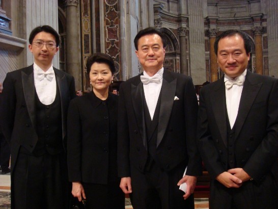 中華民國駐教廷大使王豫元夫婦(中)偕館員出席教宗本篤十六世主持比庇護十二世逝世50週年追思彌撒