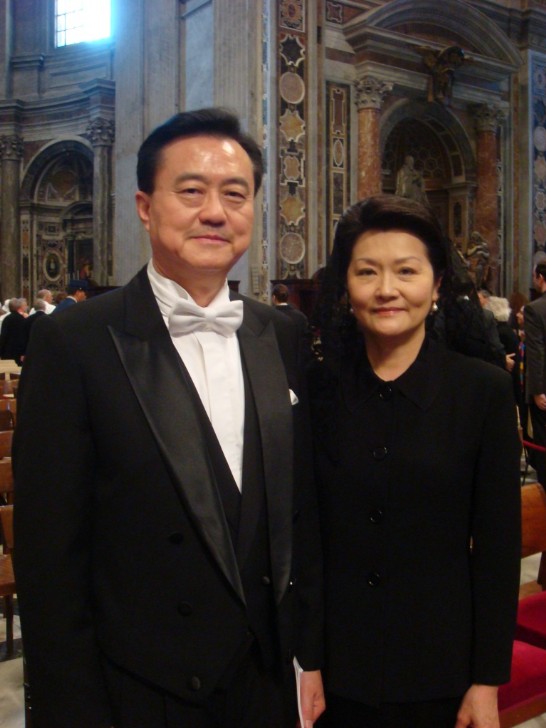 中華民國駐教廷大使王豫元(左)及夫人出席教宗本篤十六世主持比庇護十二世逝世50週年追思彌撒