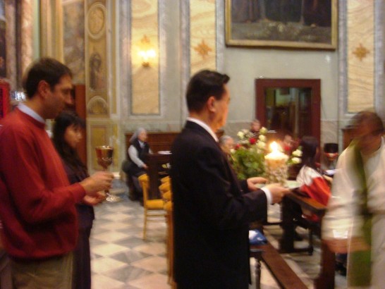 中華民國駐教廷大使王豫元夫婦(右)十月五日在羅馬華人聖堂與旅居義大利台灣僑民夫婦在「為國祈福彌撒」上奉獻祭品