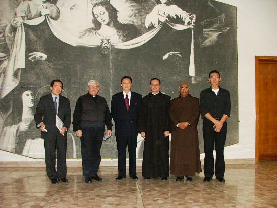 中華民國駐教廷大使王豫元(左三)與羅馬宗座德蘭學院校長(Preside)ÁLVAREZ-SUÁREZ ANIANO(左二)及學校主管合影