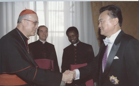 照片一：教廷國務院長貝鐸雷樞機主教接見王大使