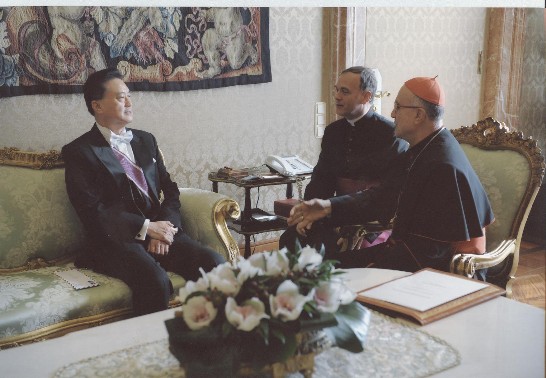 照片二：教廷國務院長貝鐸雷樞機主教與王大使進行私人會談