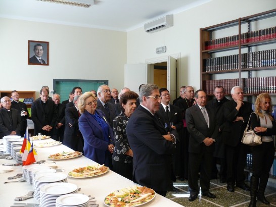 照片二：與會賓客聆聽王大使致詞