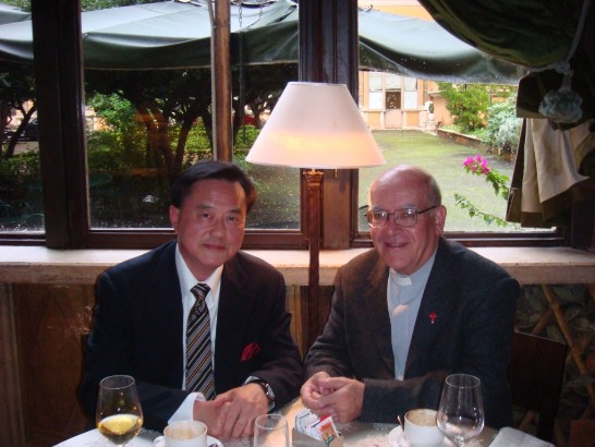 財團法人天主教靈醫會會長呂若瑟神父(Fr. GiuseppeDIDONE)(右) 由台灣遠到羅馬出席教廷第23屆國際醫療牧靈會議，中華民國駐教廷大使王豫元(左)十一月13日中午在羅馬與歡迎呂神父。