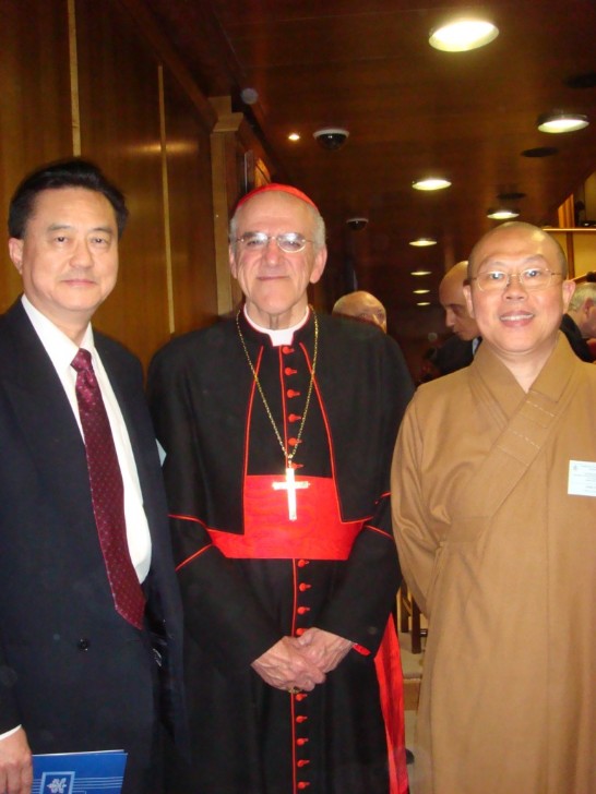 教廷醫療委員會主席His Eminence Cardinal Javier Lozano Barrgán樞機主教(中)十一月14日親切歡迎中華民國駐教廷大使王豫元(左)及在教廷第23屆國際醫療牧靈會議發表報告之台灣南華大學生死學系教授陳開宇博士(法號 釋慧開)。