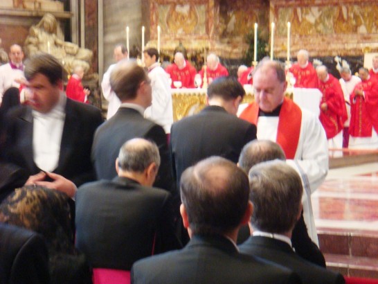 中華民國駐教廷大使王豫元於彌撒結束前與同為天主教徒之外交團成員排隊領取聖體