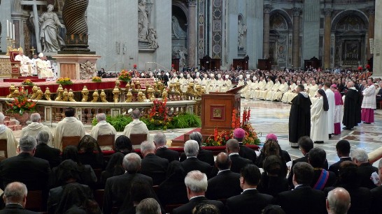 98年10月11日週日上午，駐教廷王大使豫元（大使席第四排右四）偕本館館員參加教宗本篤十六世冊封5名聖人彌撒。