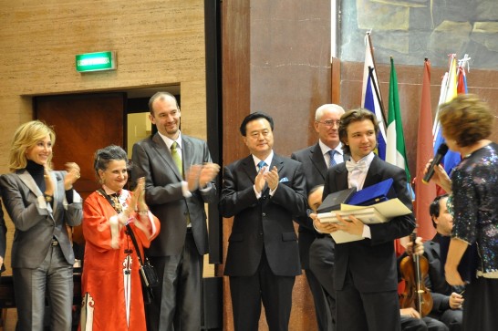 大使豫元（左四）頒發「中華民國駐教廷大使奬」予本年獲得鋼琴大賽首獎之烏克蘭籍Mr. Denis ZHDANOV鋼琴家（右二）。