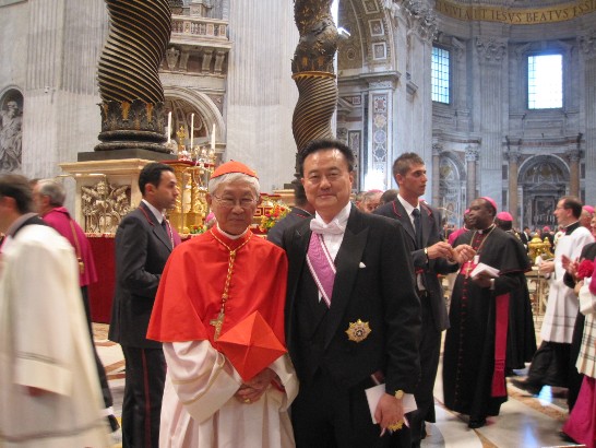 封聖彌撒後本館王大使豫元（右）與香港陳日君樞機主教（左）合影