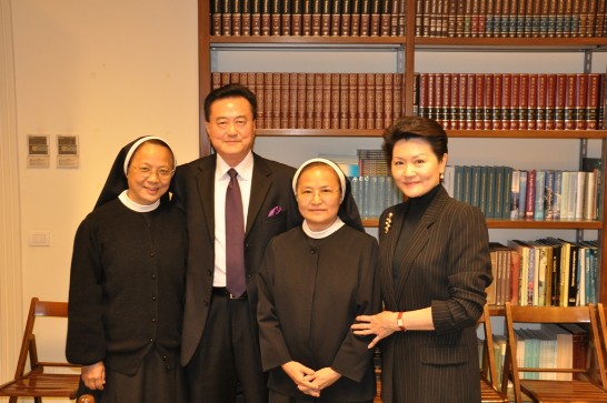 駐教廷王大使豫元夫婦（右一、右三）與台中聖母聖心修女會（Sisters of the Sacred Heart of Mary）總會長劉瑞瓊修女（右二）及前任總會長劉超然修女（左一）合影。