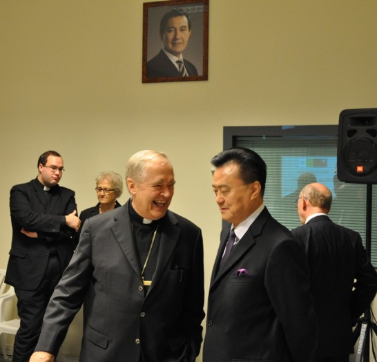 駐教廷王大使豫元（右二）與教廷一心委員會主席為高德士樞機主教（右三）交談。