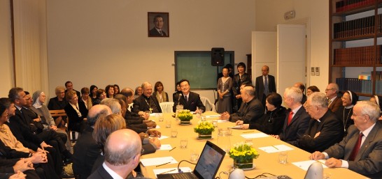 教廷一心委員會在駐教廷大使館舉辦年會閉幕式，圖中右（以麥克風講話）為王大使豫元，圖中左（胸前掛十字架）為高德士樞機主教。