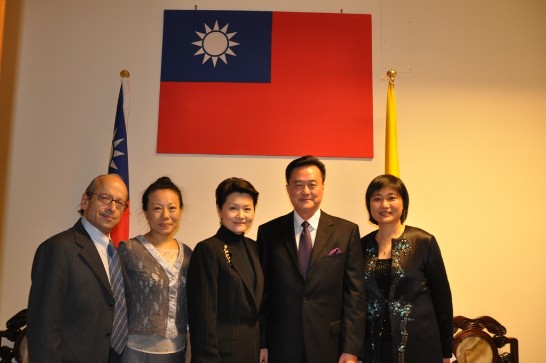 駐教廷王大使豫元夫婦（右二、右三）與旅義長笛音樂家曾廣儀女士（右一）、旅義聲樂家呂怡惠（左二）女士及夫婿Prof. Valerio Paperi（左一）合影。