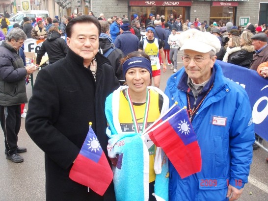 2009年1月18日，義北Monteforte舉辦第34屆慈善馬拉松比賽，我國路跑好手許玉芳參加女子組21公里競賽項目獲得第3名，本館王大使豫元在終點處向選手道賀。照片右一為M市路跑協會秘書長Gianluigi Pasetto先生。
