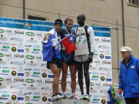 獲得男子組21公里競賽項目第二名之我國好手吳文騫，與其他兩位得獎選手合影。