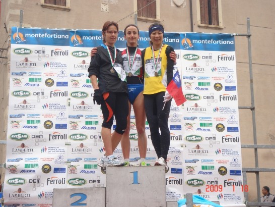 獲得女子組21公里競賽項目第三名之我國好手許玉芳，與其他兩位得獎者合影。
