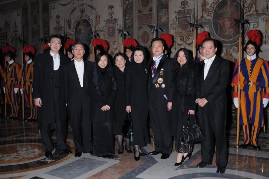 駐教廷大使館王大使豫元夫婦（前排右三及右四）偕全館員眷於2009年元月8日參加教宗本篤十六世接見駐梵使節團後合影。