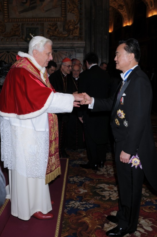 教宗本篤十六世於2009年1月8日接見駐梵外交使團大使，本館王大使豫元向教宗致意並祝賀新年快樂。