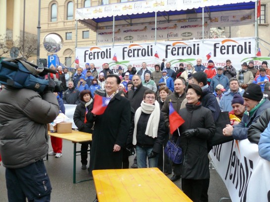 駐教廷王大使豫元夫婦手持中華民國國旗為我國選手加油，在終點站等候選手抵達。