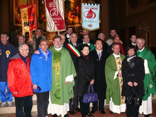 王大使豫元夫婦參加義北Monteforte市舉辦為選手祈福彌撒，彌撒後與主祭神父及M市市長Antonio CARLETTO（身披義大利國旗顏色勳帶者）合影。