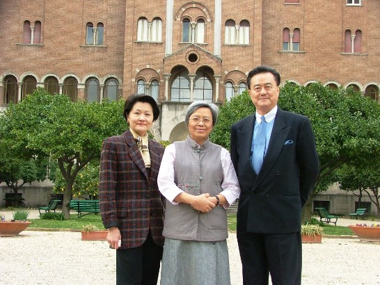 王大使夫婦與王總會長在修院庭院中合影
