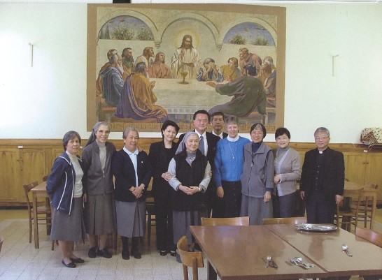 王大使豫元（右六）暨夫人（左四）於98年3月6日拜會瑪利亞方濟傳教修女會，並與該會總會長Mother Susan Philips（右四）及國籍劉慧智修女（右七）合影留念。