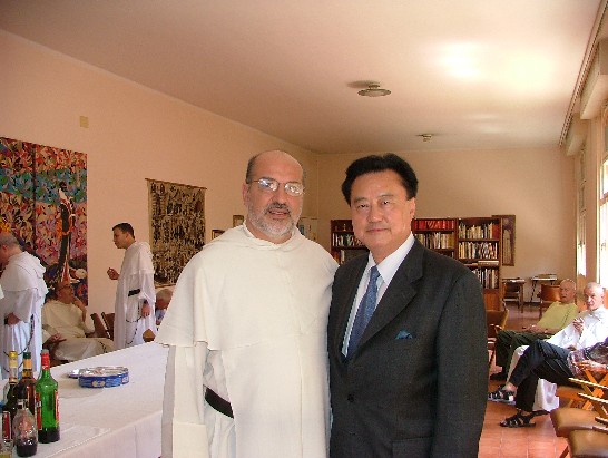 王大使豫元與道明會總會院Fr. Carlos Azpiros Costa總會長合影。