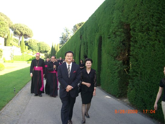 王大使豫元夫婦與外交團成員參觀教宗夏宮