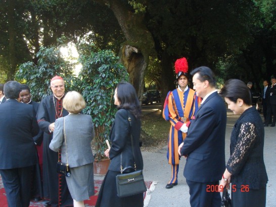教廷國務院長國務院長貝鐸雷樞機主教（Card. Tarcisio Bertone）逐一親切向外交團成員致意。