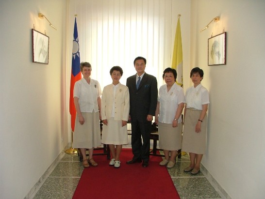 王大使豫元與耶穌聖心會（Sacred Heart Sisters）修女一行四人合影留念，左二為台灣天主教耕莘醫院前院長陸幼琴修女。