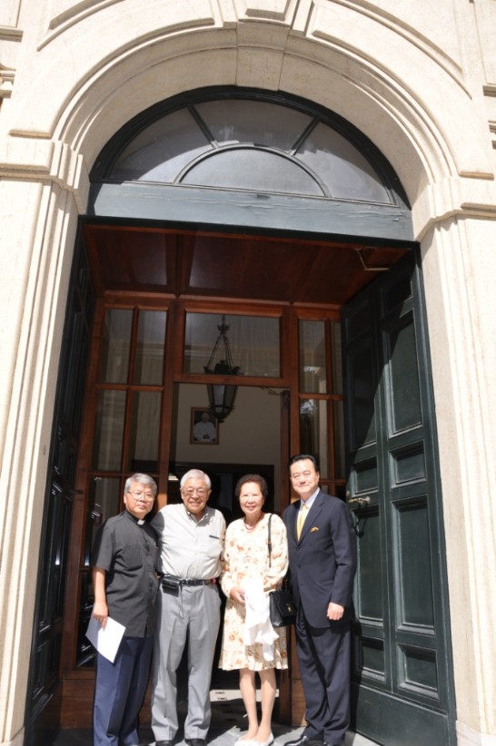 2009年7月23日，駐教廷王大使豫元（右一）及居住在梵蒂岡城內之國籍邱神父琮傑（左一）陪同謝故大使壽康之子謝正剛博士夫婦參觀當年其父親在梵蒂岡城臨時住所。