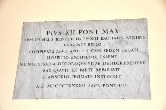 教宗庇護十二世（PIVS XII）為第二次大戰期間，被安置在梵蒂岡城內臨時住所之同盟國駐梵使節所居住之建築物內立大理石紀念匾額。