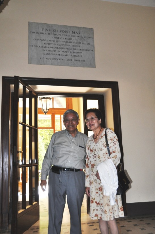 謝故大使壽康之子謝正剛博士夫婦，與教宗庇護十二世為紀念二戰期間安排同盟國駐教廷使節住在梵蒂岡城臨時住所，所立之大理石匾額合影留念。