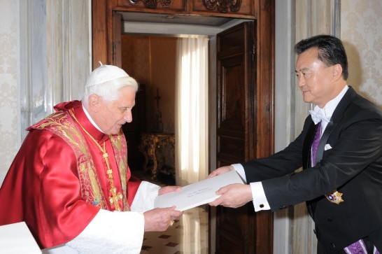 照片一：王大使豫元向教宗本篤十六世呈遞國書